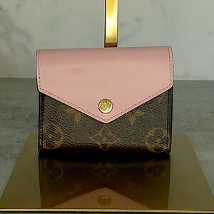Authenticated Louis Vuitton LV Monogram Zoe Compact Wallet Rose Pink w/ COA